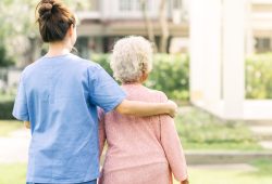 Carenza di infermieri, negli Stati Uniti si formano adolescenti e robotica. E in Italia?