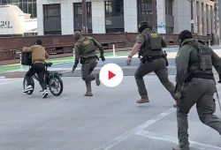 Chicago, sei agenti Ice inseguono un rider: il video della fuga diventa virale
