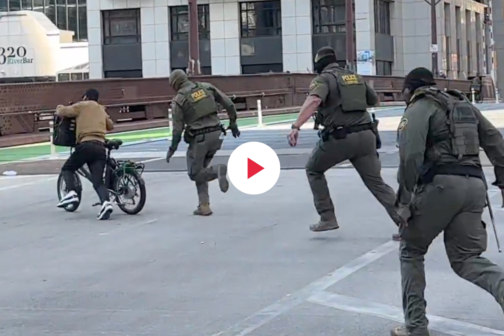 Chicago, sei agenti Ice inseguono un rider: il video della fuga diventa virale