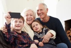 Cosa hanno da festeggiare i nonni se 4 su 10 non hanno il wifi?