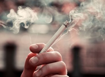 Un adulto su cinque è dipendente dal fumo: le donne guidano la “disintossicazione”