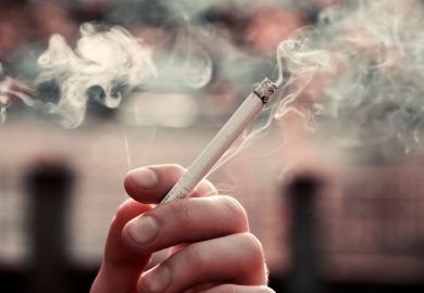 Se un minore fuma, la multa può arrivare ai genitori: la stretta della Spagna