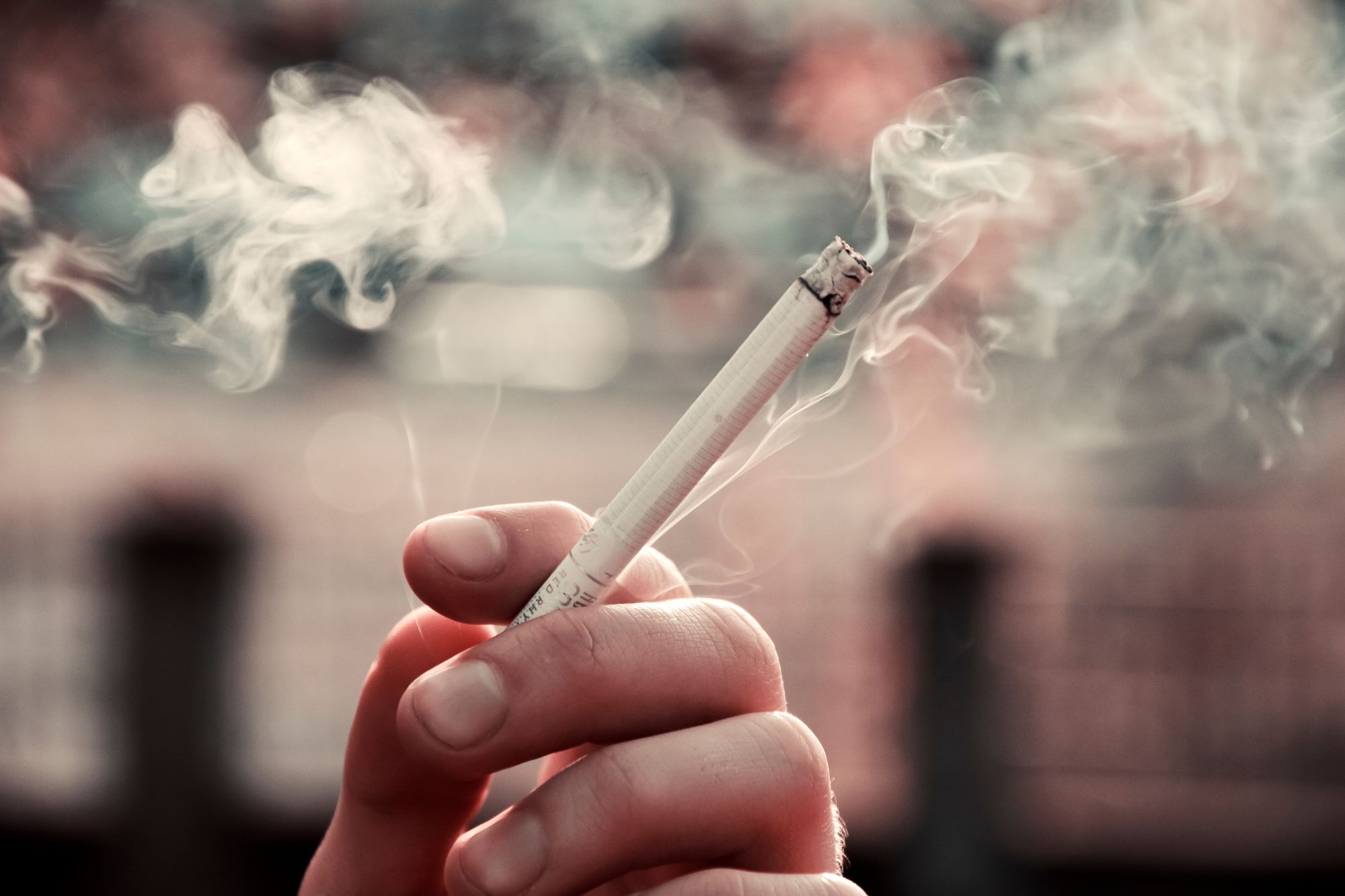 Un adulto su cinque è dipendente dal fumo: le donne guidano la “disintossicazione”