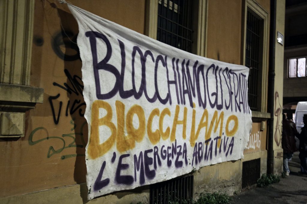 Stabile disabitato occupato dal collettivo Plat a Bologna (Fotogramma)