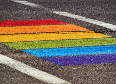 Strisce pedonali arcobaleno rimosse a Miami Beach “perché ideologiche”