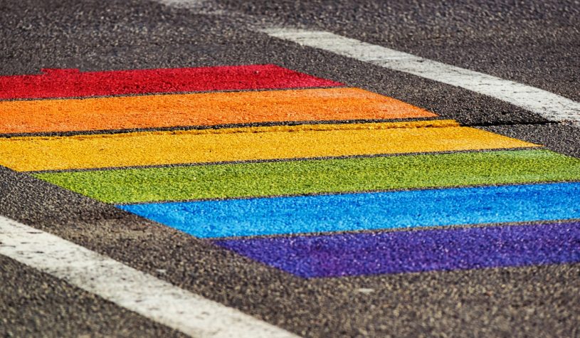 Strisce pedonali arcobaleno rimosse a Miami Beach “perché ideologiche”