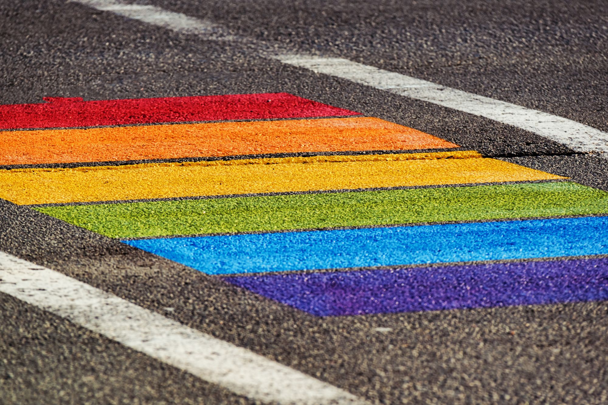 Strisce pedonali arcobaleno rimosse a Miami Beach “perché ideologiche”