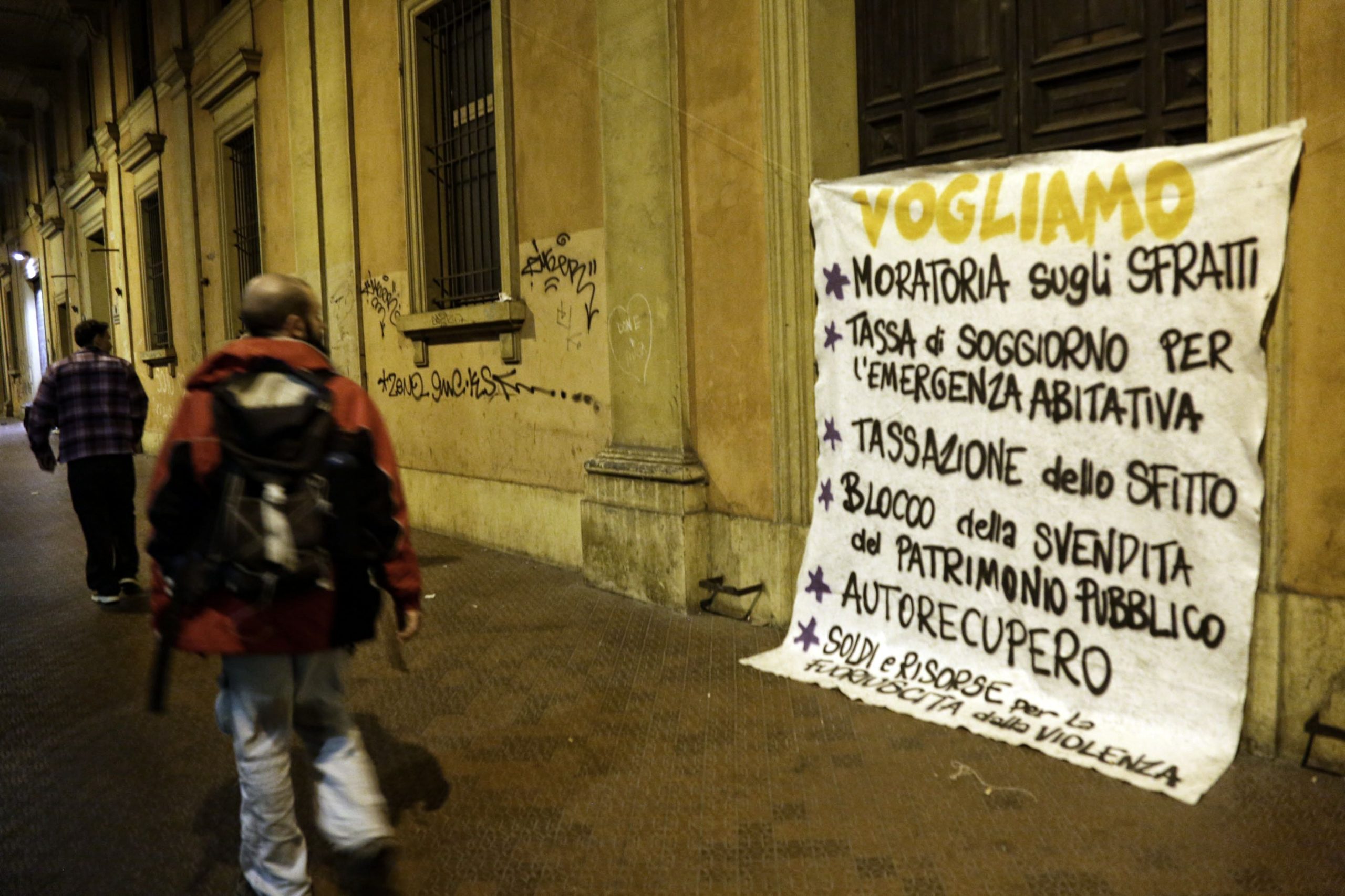 Stabile disabitato occupato dal collettivo Plat -Piattaforma di Intervento Sociale, a Bologna, dove hanno trovato accoglienza 142 persone tra cui 72 minori