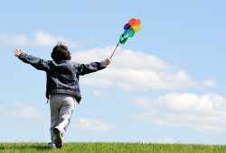 Paese che vai, felicità che trovi: individuata la “soglia minima” per vivere più a lungo (e meglio)