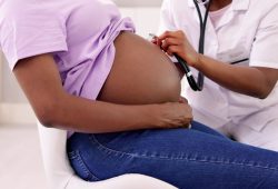 Mortalità materna: i tagli ai fondi minacciano i Paesi a basso reddito