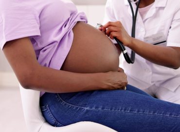 Mortalità materna: i tagli ai fondi minacciano i Paesi a basso reddito