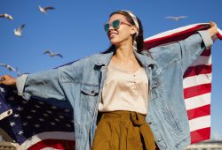 Addio “Sogno americano”, quattro giovani donne su 10 lascerebbero gli Stati Uniti