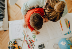 Senza scuola ma non senza regole: chi sono le famiglie dell’homeschooling