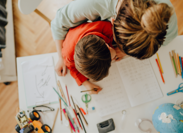 Senza scuola ma non senza regole: chi sono le famiglie dell’homeschooling