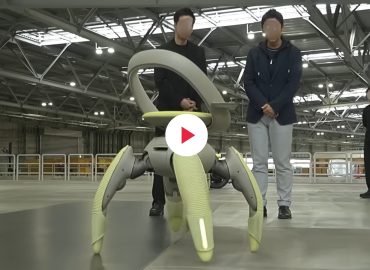 Disabilità motoria, ecco la sedia di Toyota che cammina e sale le scale