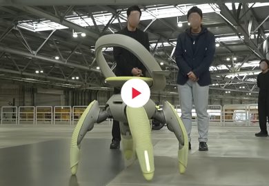 Disabilità motoria, ecco la sedia di Toyota che cammina e sale le scale