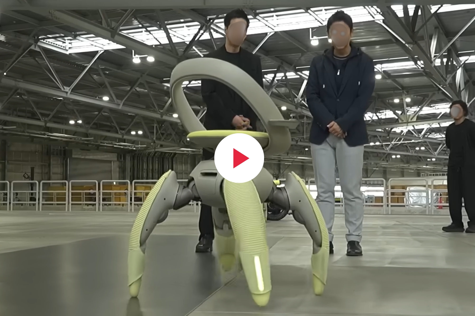 Disabilità motoria, ecco la sedia di Toyota che cammina e sale le scale