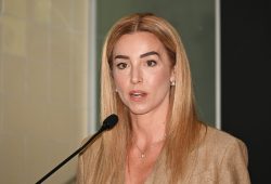 La sindaca Salis in aula contro gli insulti sessisti: “A un uomo incapace, a una donna putt***”