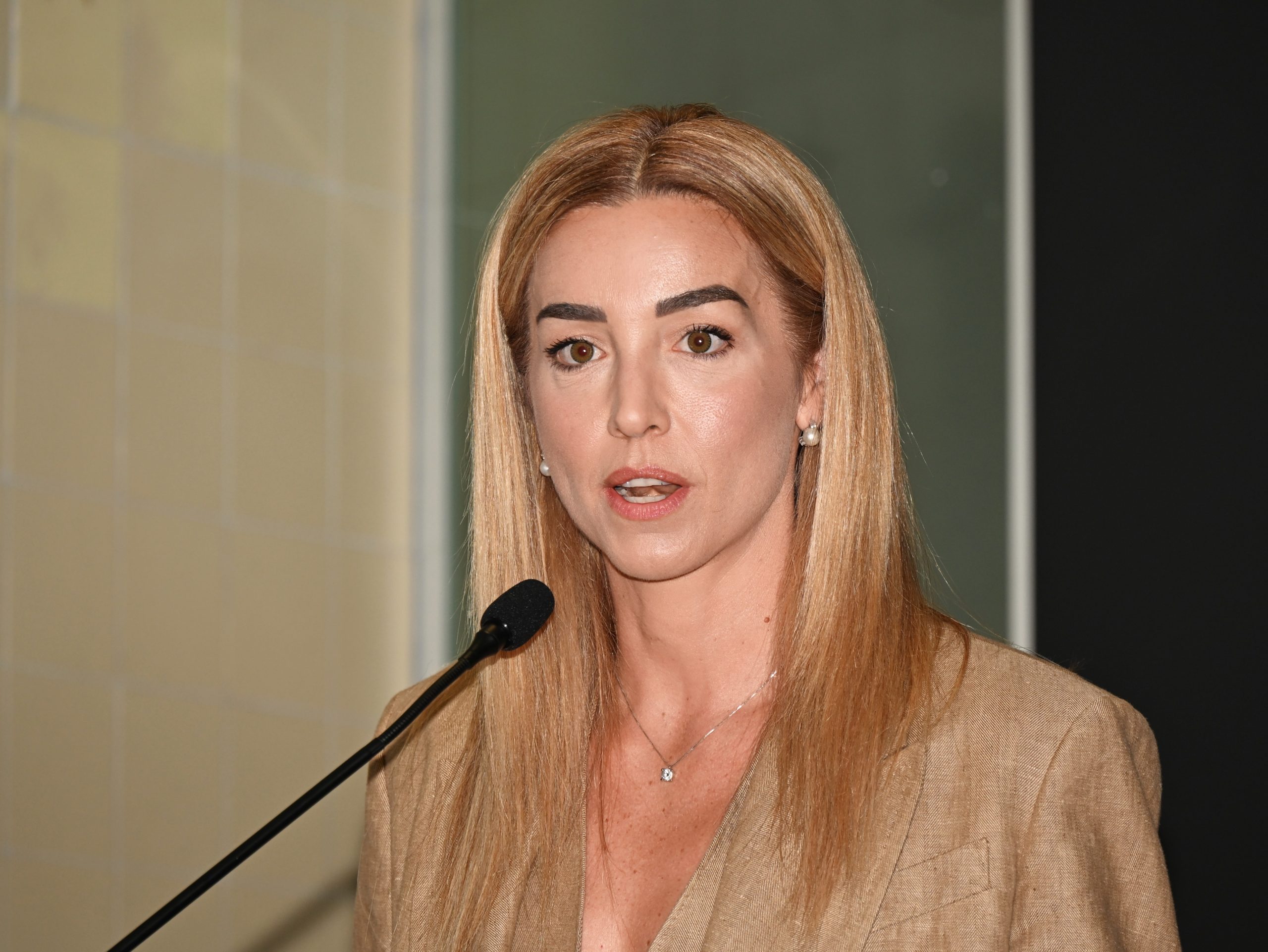 La sindaca Salis in aula contro gli insulti sessisti: “A un uomo incapace, a una donna putt***”