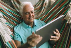 Gli over 65 guardano più porno gay dei giovani: cosa dicono i dati Pornhub 2025