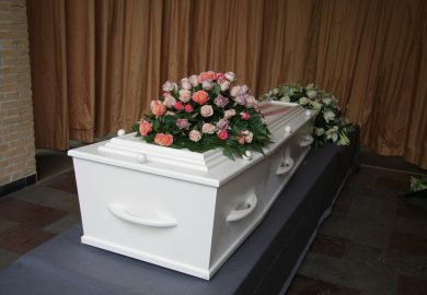 “Sono ancora viva”: donna thailandese trovata viva nella bara prima della cremazione