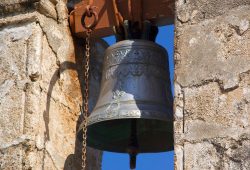 Sanremo, la campana dei “bambini mai nati” accende il dibattito pubblico