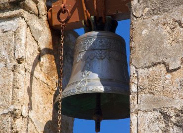 Sanremo, la campana dei “bambini mai nati” accende il dibattito pubblico