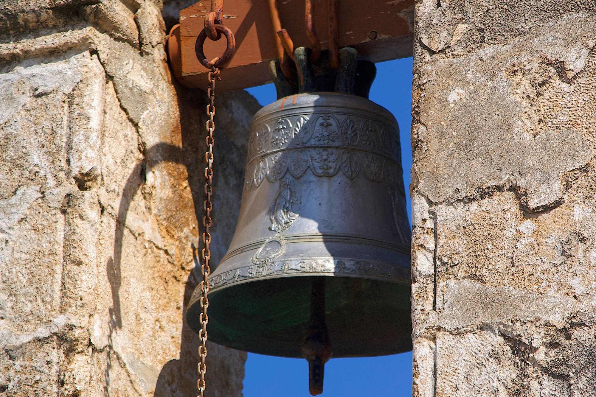 Sanremo, la campana dei “bambini mai nati” accende il dibattito pubblico