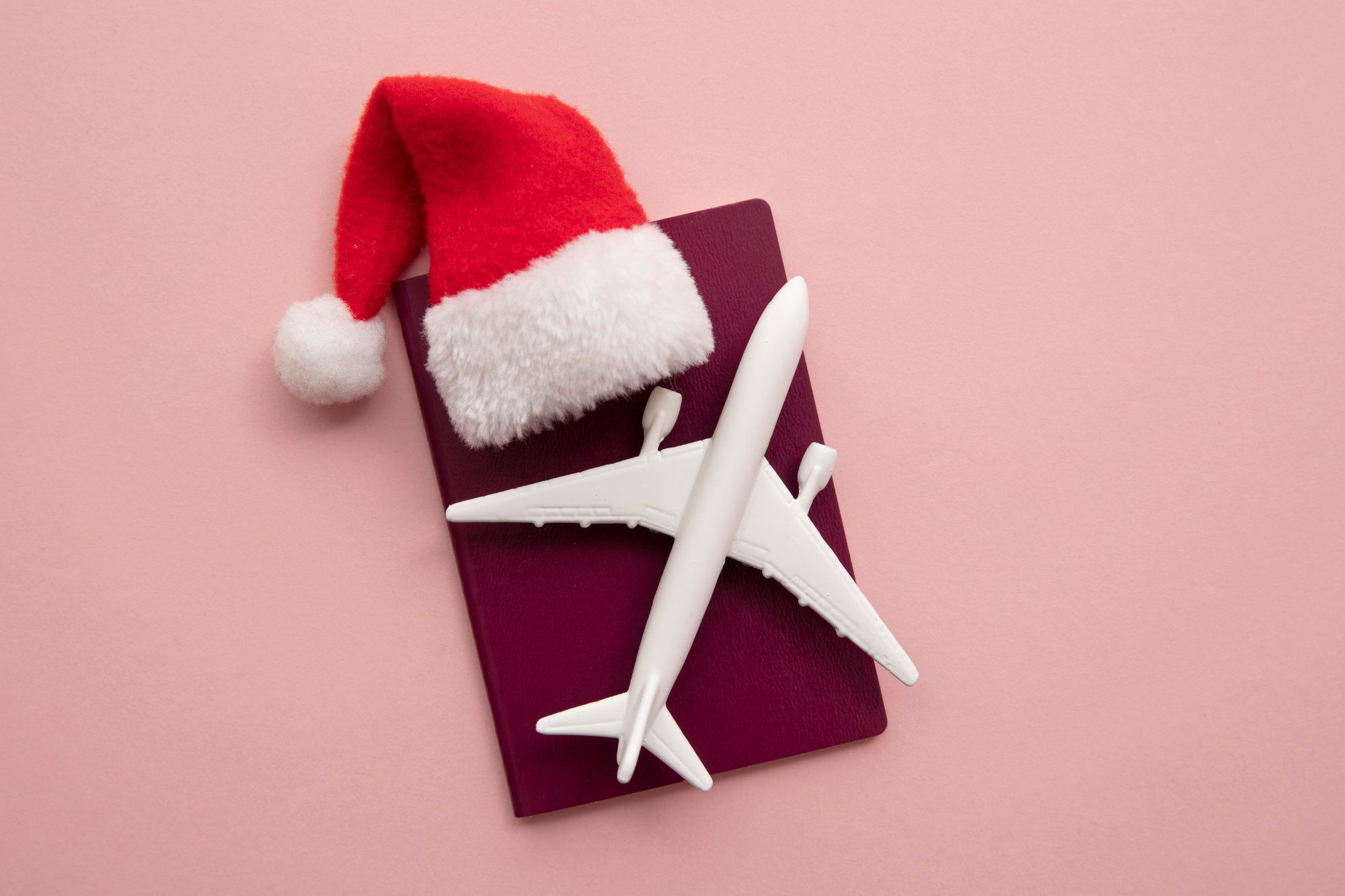 Caro voli Natale 2025: prezzi aerei verso Sicilia e Sardegna fino al +900%