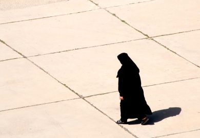 Iran, centinaia di donne senza velo ad una maratona, arrestati gli organizzatori