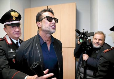 Fabrizio Corona indagato per revenge porn: quando si verifica questo reato?