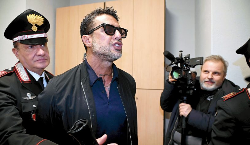 Fabrizio Corona indagato per revenge porn: quando si verifica questo reato?