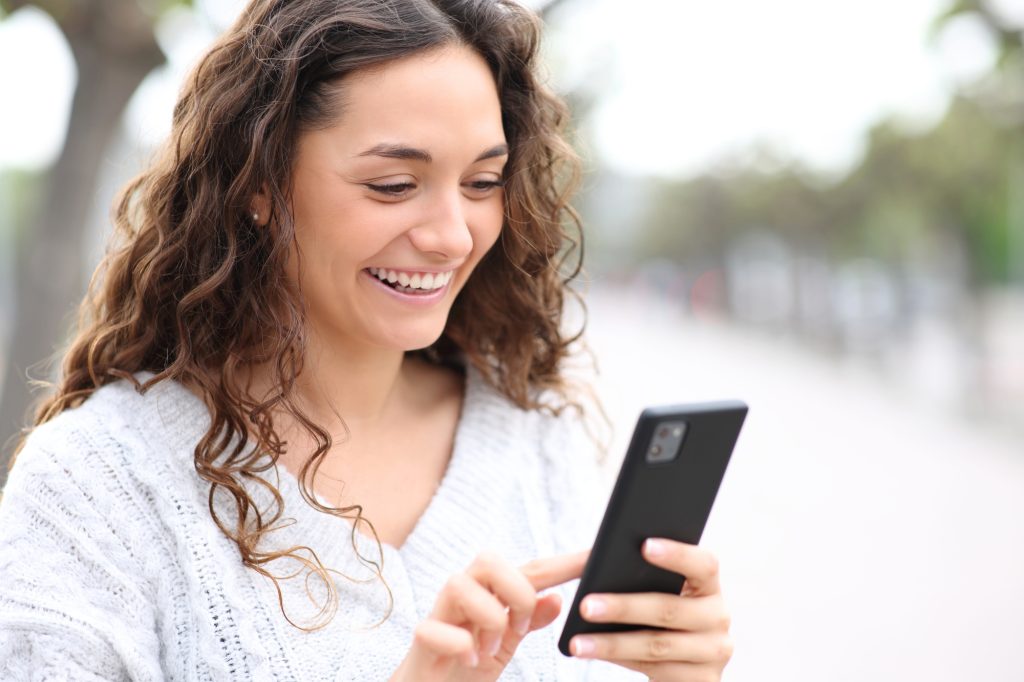 Giovane Felice Smartphone Canva