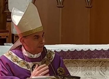 “Maria libera perché ha saputo ubbidire”: polemica sulle parole di Mons. Laterza a Conversano (Ba) – Video