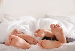 Siamo monogami per natura? Per la scienza “più degli scimpanzè e meno dei licaoni”