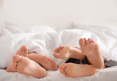 Siamo monogami per natura? Per la scienza “più degli scimpanzè e meno dei licaoni”