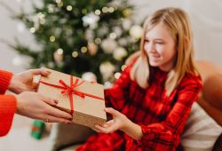 Regali di Natale, budget cala del 20% e aumenta il costo di decorazioni e alimenti