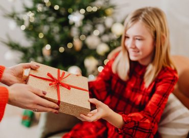 Regali di Natale, budget cala del 20% e aumenta il costo di decorazioni e alimenti