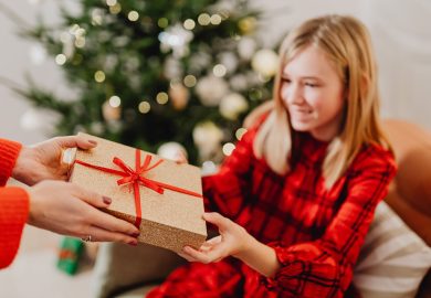 Regali di Natale, budget cala del 20% e aumenta il costo di decorazioni e alimenti