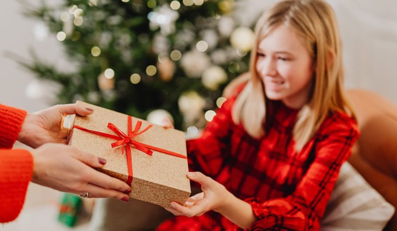 Regali di Natale, budget cala del 20% e aumenta il costo di decorazioni e alimenti