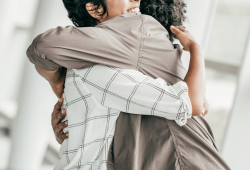 Ci abbracciamo meno? La domanda dietro il 21 gennaio