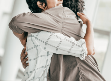 Ci abbracciamo meno? La domanda dietro il 21 gennaio