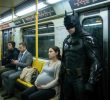 Effetto Batman nella metro di Milano: perché un supereroe ci rende più gentili (ma non come pensi)