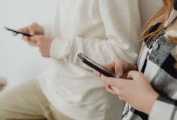 Divieto social under 16, dall’Australia all’Europa: cosa ne pensa l’esperta di Oxford