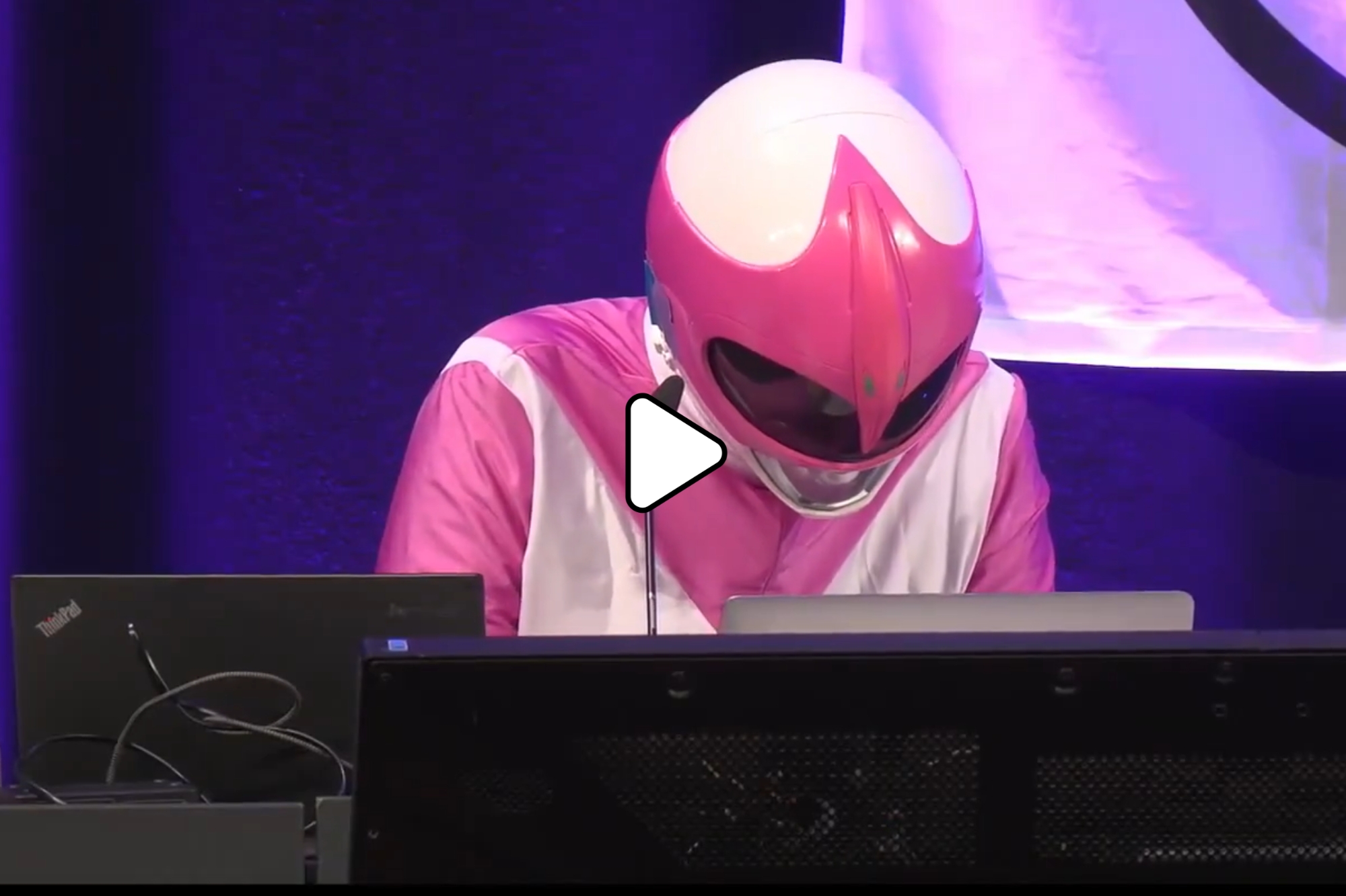 Addio a WhiteDate: il “Tinder dei nazisti” cancellato in diretta da un’hacker tedesca – Video