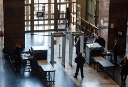 Metal detector e violenza giovanile: “La scuola rischia di diventare un luogo di controllo”