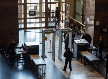 Metal detector e violenza giovanile: “La scuola rischia di diventare un luogo di controllo”