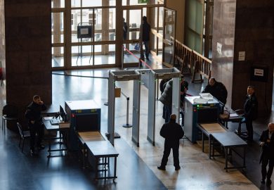 Metal detector e violenza giovanile: “La scuola rischia di diventare un luogo di controllo”