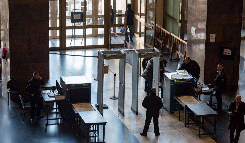 Metal detector e violenza giovanile: “La scuola rischia di diventare un luogo di controllo”