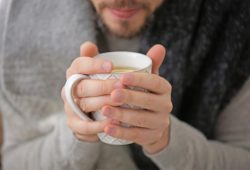 Influenza, bere tisane bollenti fa bene? Spoiler: no, è pericoloso